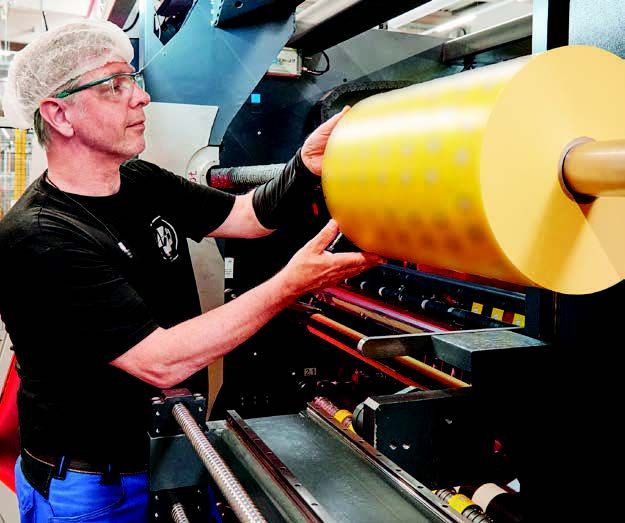 Genauer Blick: Anlagenführer Frank Becker justiert eine Rolle am Rollenschneider.