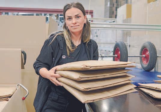 Papier zum Kühlen: Drita Ajeti mit frisch
produzierten Isoliertaschen.