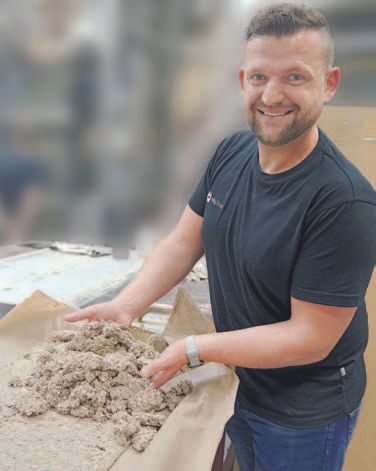 Recyclingmaterial für die Füllung: Steffen Biehl, Leiter Business Development, zeigt, wie die Isoliertaschen von innen aussehen.