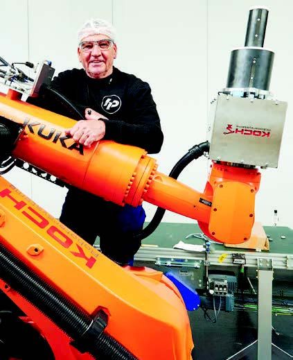 Mensch und Roboter als Team: Das Abheben der
schweren Rollen vom Rollenschneider übernimmt
jetzt ein Roboter – Wolfgang Mischer freut’s.