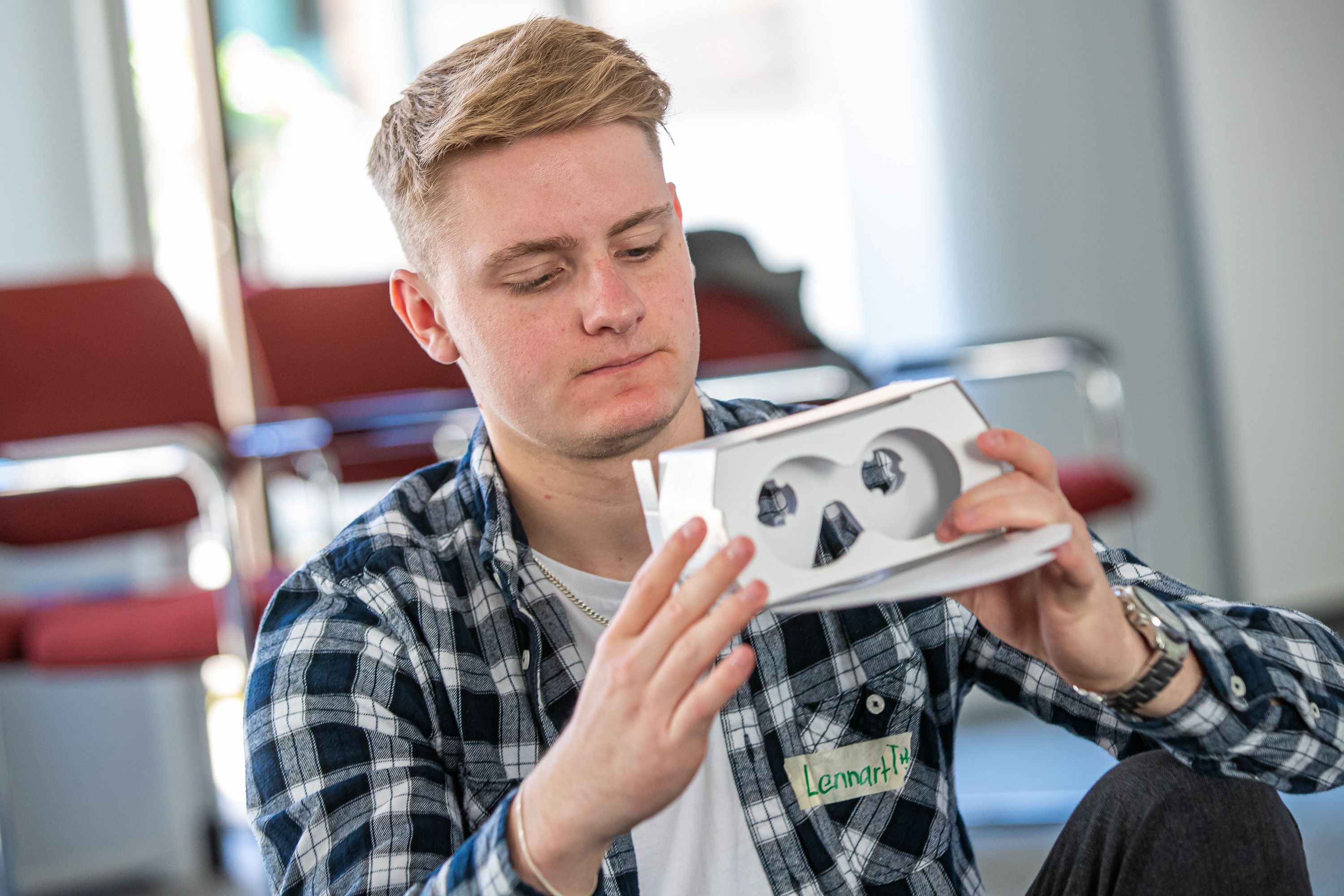 Vorbereitung: Lennart Knorre baut eine VR-Brille aus Pappe, mit der man interaktive 3-D-Filme ansehen kann.