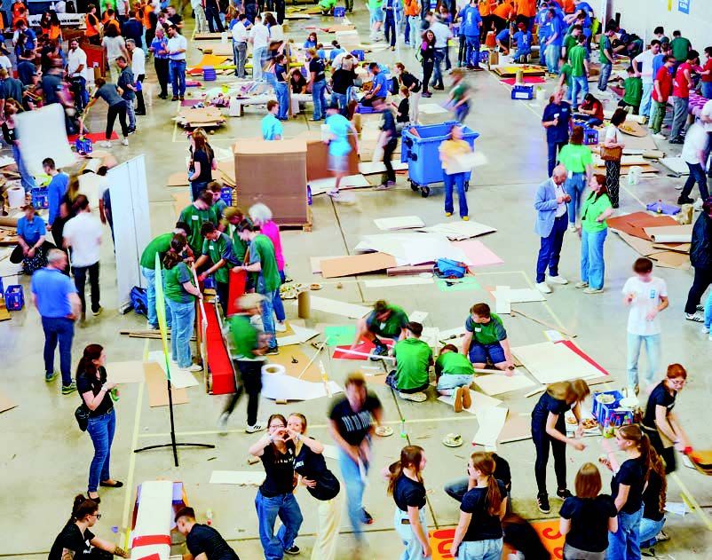 Turbulenter Tag: Hunderte Schüler bauen bei der „Papier Challenge“
in ihren jeweiligen Teams an einer Brücke aus Pappe und Papier.