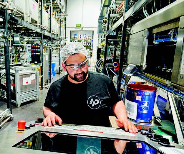 Mischanlage mit Restfarbmanagement: Maschinenbediener Volkan Ergül
arbeitet seit zwei Monaten mit der neuen Technik.